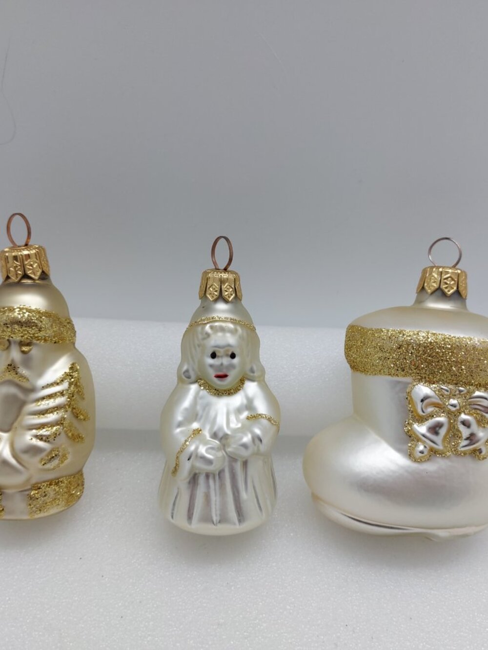 Vintage Hand Crafted Christmas Glass Ornament Off White & Gold Made In Ukraine - Picture 2 of 12